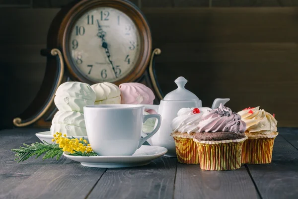 Чашка чая на размытом фоне кухни — стоковое фото
