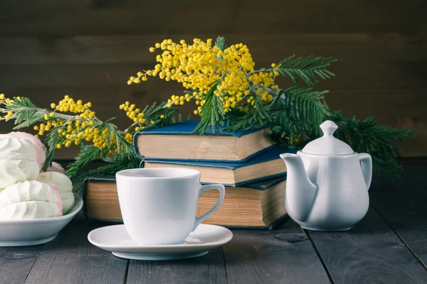 Cup of tea with book and sweets — Stock Photo, Image