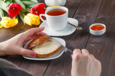 Tatil kahvaltı çiçekli