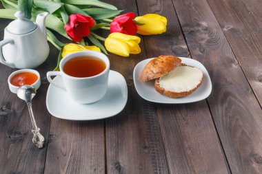 Kahvaltı ahşap masada