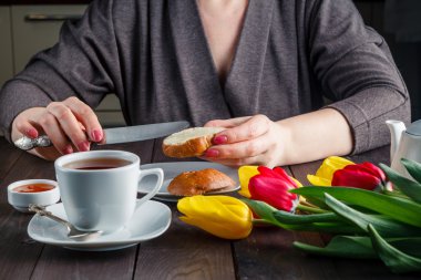 Eller kadın yağ ekmek