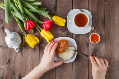 Tatil kahvaltı çiçekli