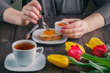 Kadını kabul reçel ekmek