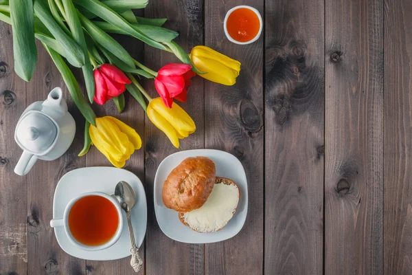 Café da manhã na mesa de madeira — Fotografia de Stock