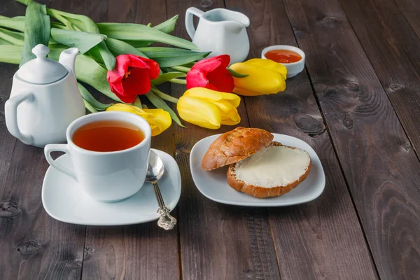 sabah kahvaltı. Kırmızı tulip bardak çay