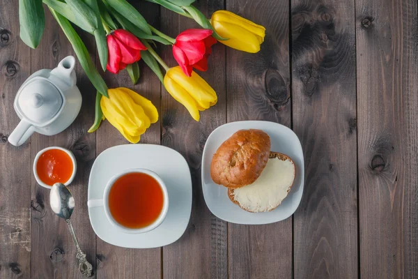 Kahvaltı ahşap masada