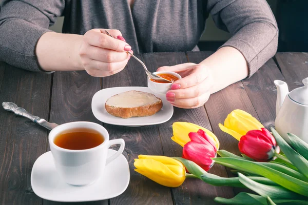 Eller kadın yağ ekmek
