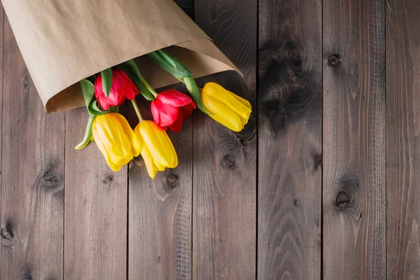 Buquê de tulipa em papel artesanal — Fotografia de Stock