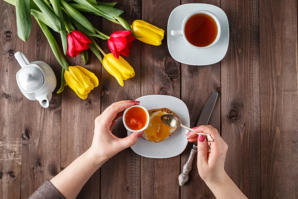 Reçelli ekmek yiyen kadın