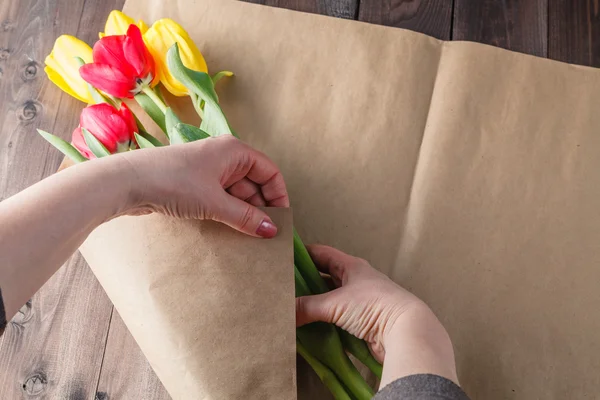 Mulher makind buquê de tulipas — Fotografia de Stock