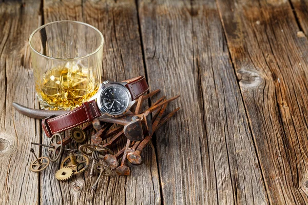 Whiskey a hodiny zařízení — Stock fotografie