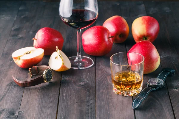 Два стакана алкоголя на деревянном столе — стоковое фото