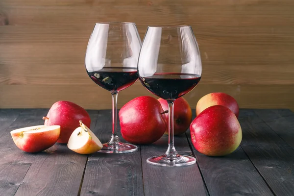 Casal de copo de vinho tinto — Fotografia de Stock