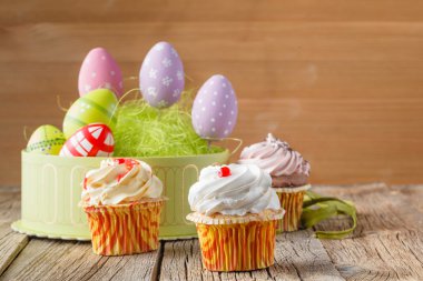 Paskalya davranır, renkli kek