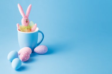 Tavşan ile renkli Paskalya yumurta nane şeker