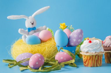 Yumurta ve şeker ile Paskalya dekorasyon