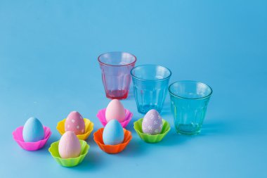 Paskalya yumurta sta mavi bacjground üzerinde