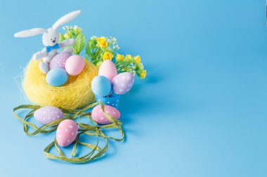 Paskalya yumurtası süslemeleri mavi arka plan üzerinde