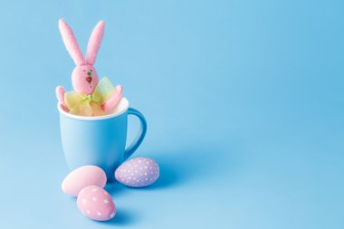 Paskalya yumurtaları ile mavi bir arka plan üzerinde sepet