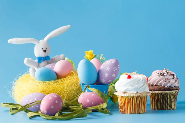 Decoração de Páscoa com ovos e doces — Fotografia de Stock