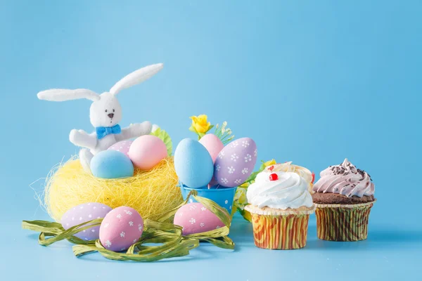 Decoração de Páscoa com ovos e doces — Fotografia de Stock