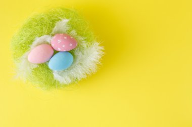 sığ odaklı renkli boyalı Paskalya yumurtaları