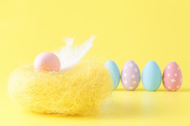 sığ odaklı renkli boyalı Paskalya yumurtaları