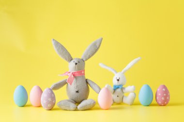 Sarı kağıt arka plan üzerinde Doğu yumurta