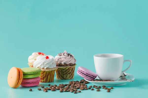 Reggeli a cupcakes, és francia macaroons — Stock Fotó