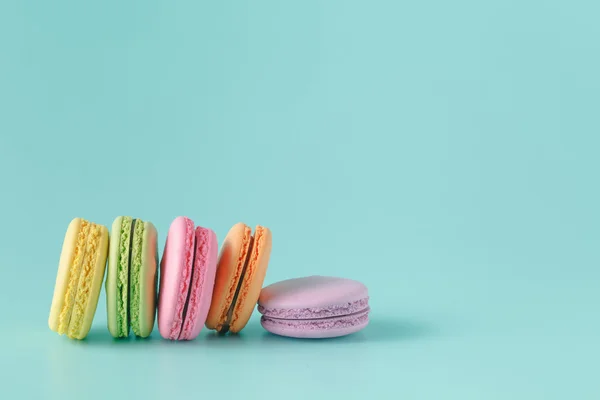 Macaroons franceses com xícara de café — Fotografia de Stock