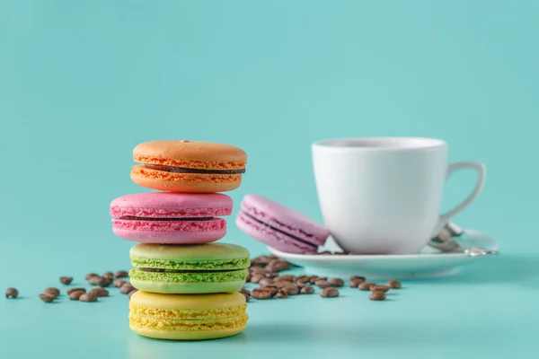 Cinco macaroons franceses coloridos e xícara de café — Fotografia de Stock