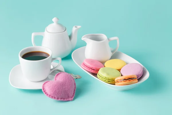 Breakfast laying with macaroon — Stock Photo, Image