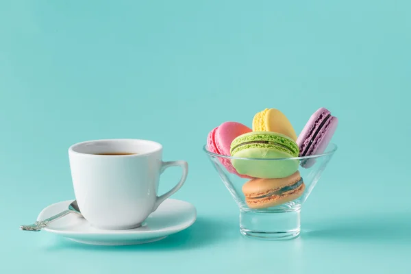 Macaroons in jar on aquamarine — Stock Photo, Image