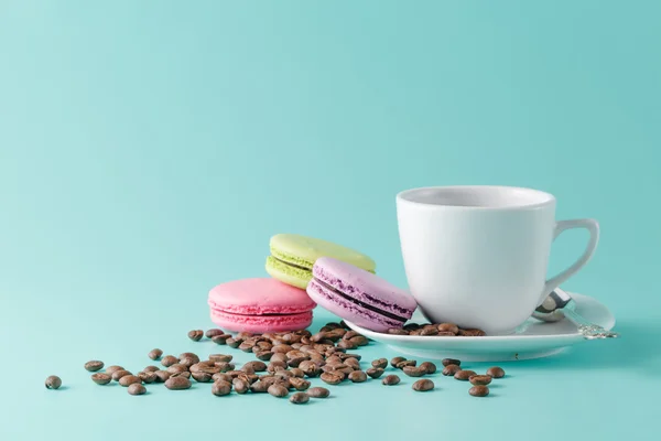 Eine Tasse Kaffee auf einer Untertasse auf einem Aquamarinhintergrund — Stockfoto