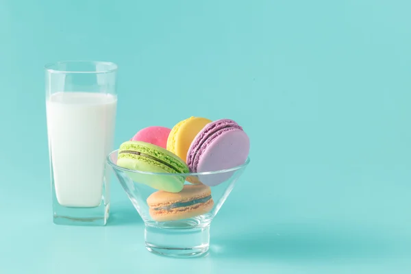 Glas Milch und Makronen — Stockfoto