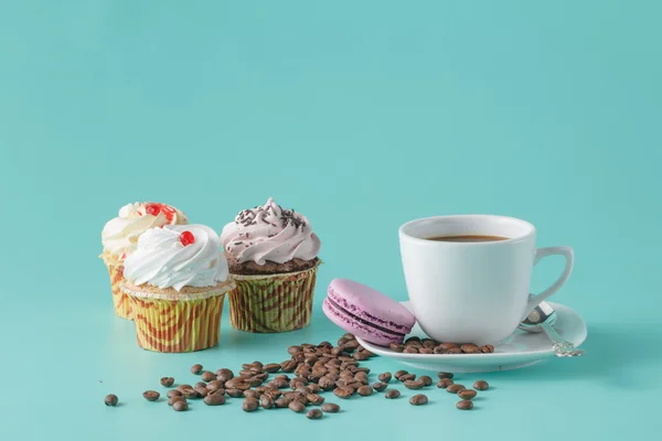 Desayuno con cupcakes y macarrones franceses — Foto de Stock