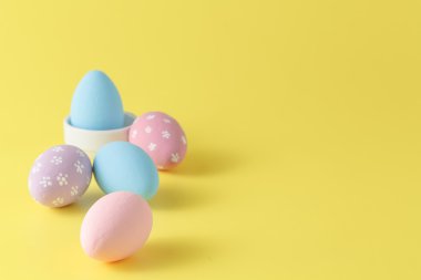 Sarı kağıt arka plan üzerinde Doğu yumurta