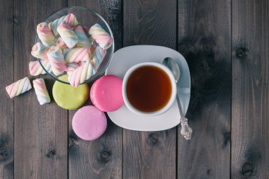 Tablo ile fincan çay ve Fransız acıbadem kurabiyesi