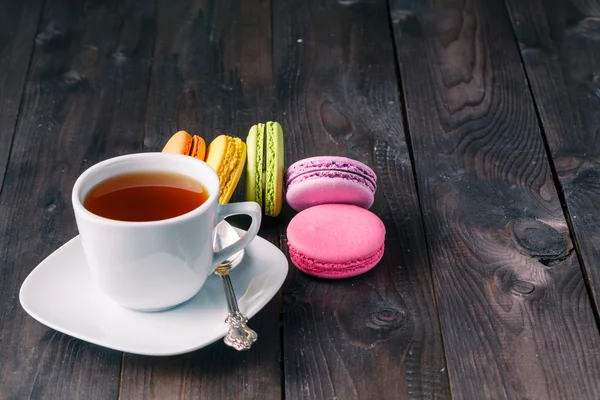 Cup 的咖啡和法国玛卡龙 — 图库照片