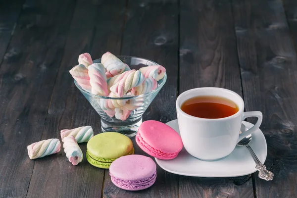 Macaroons de sobremesa deliciosos franceses na mesa — Fotografia de Stock