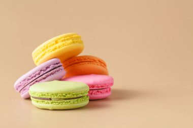 bej renkli arka plan üzerinde renkli macaroons