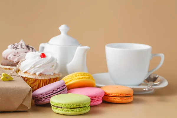 Édes és gyönyörű francia macaroonwith díszdobozban. Desszert — Stock Fotó