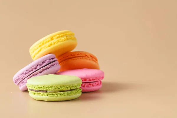 Färgglada macaroons på beige bakgrund — Stockfoto