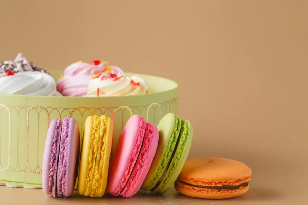 Подарункова коробка кекси і барвисті Macaron на бежевому фоні, — стокове фото