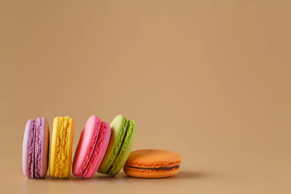 Färgglada macaroons på beige — Stockfoto