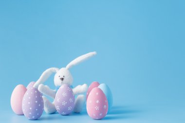 Paskalya yumurtaları mavi tavşan