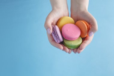 erkek holding renkli Fransızca macaroons eller