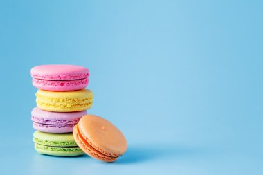Mavi renkli macaron