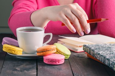 Çalışan kadın sabah çay kahve içme