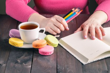 paketi renkli kalemler